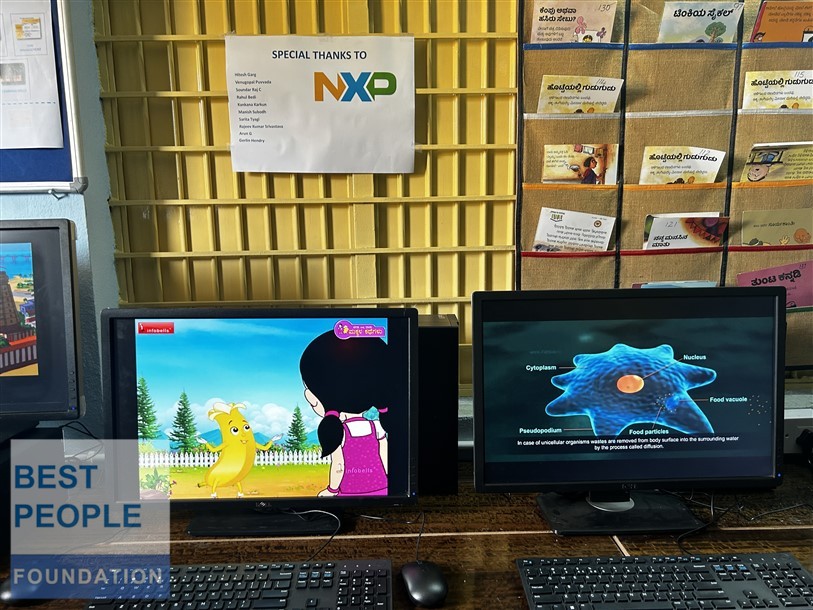 Group photo with students and volunteers