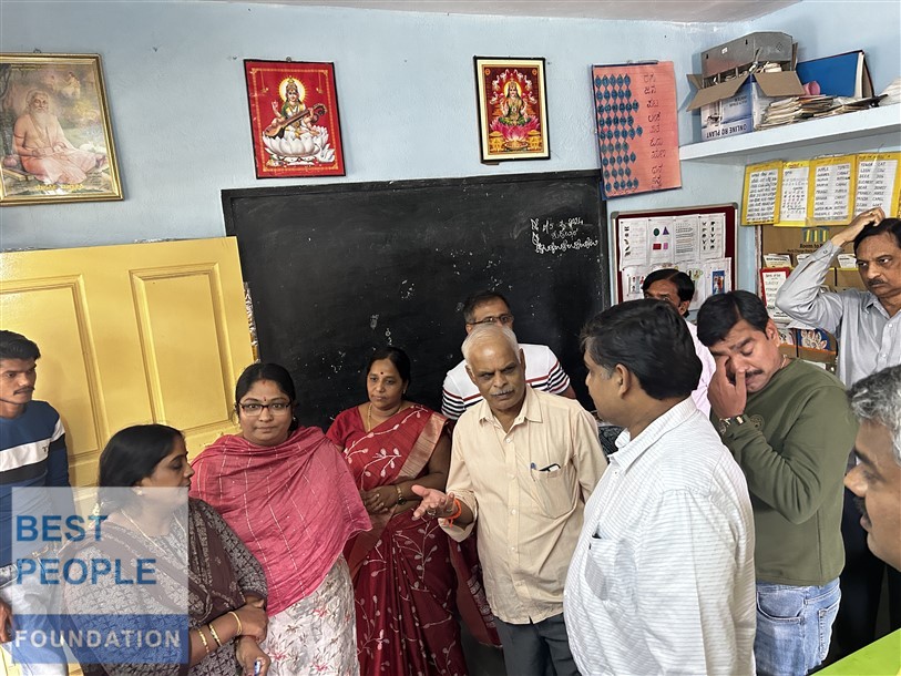 Volunteer assisting students with their first computer lesson